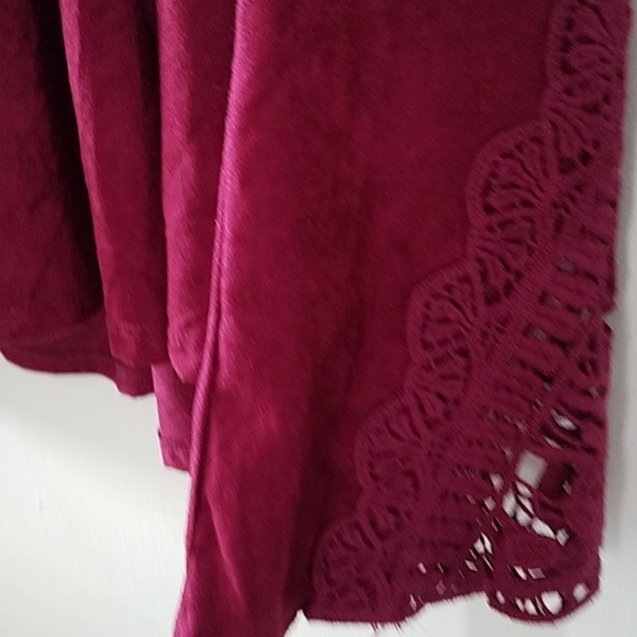 RED CAMEL RED VEE NECK SLEEVE LACED TOP. XS - Picture 3 of 8